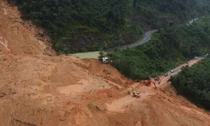 Hàng nghìn khối đất đá vùi lấp đường Nha Trang lên Đà Lạt Hàng nghìn khối đất đá vùi lấp đường Nha Trang lên Đà Lạt