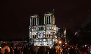 Nhà thờ Đức Bà Paris rực sáng trong ngày mở cửa trở lại Nhà thờ Đức Bà Paris rực sáng trong ngày mở cửa trở lại