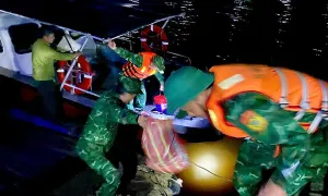 Tàu cá đâm vào vách đá, 4 ngư dân rơi xuống biển Tàu cá đâm vào vách đá, 4 ngư dân rơi xuống biển