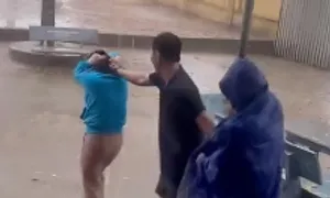Phụ huynh túm tóc, đánh hai giáo viên bị tạm giữ Phụ huynh túm tóc, đánh hai giáo viên bị tạm giữ
