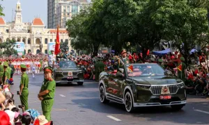 Đoàn diễu binh đi qua các công trình nổi tiếng ở TP HCM Đoàn diễu binh đi qua các công trình nổi tiếng ở TP HCM