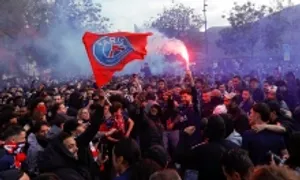 PSG - Arsenal: CĐV chủ nhà đốt pháo sáng PSG - Arsenal: CĐV chủ nhà đốt pháo sáng