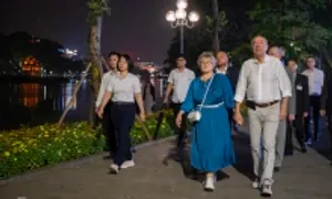 Tổng thống Hungary và phu nhân đi dạo Hồ Gươm