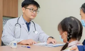 Bé gái bị áp xe thành sau họng Bé gái bị áp xe thành sau họng