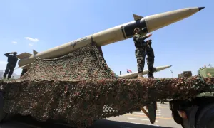 Houthi dọa nối lại tập kích chiến hạm, tàu hàng Mỹ
