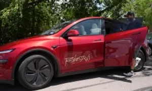 Robotaxi của Tesla bắt đầu chở khách