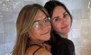 Tình bạn 30 năm của Jennifer Aniston và Courteney Cox Tình bạn 30 năm của Jennifer Aniston và Courteney Cox