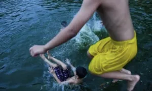 Dốc ngược trẻ chạy - sai lầm tai hại khi sơ cứu đuối nước