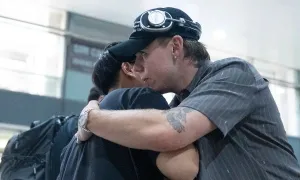 Fan đón rapper Kid Laroi đến Hà Nội