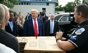 Ông Trump tặng pizza cho lực lượng tuần tra thủ đô Mỹ