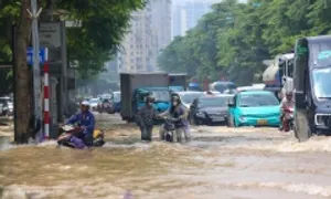 Hai ngày sau mưa lớn, Hà Nội còn điểm ngập sâu nửa mét