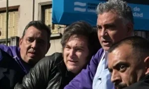 Tổng thống Argentina bị ném đá khi đi vận động bầu cử