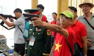 Trải nghiệm bắn súng hút khách tại triển lãm 80 năm