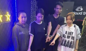 Cảnh sát đột kích hai nhà hàng phục vụ khí cười ở TP HCM