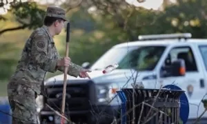 Lính Vệ binh Quốc gia nhặt rác ở thủ đô Washington