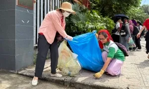 Ở lại nhặt rác sau tổng duyệt diễu binh
