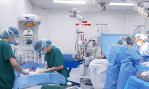 Bé trai chào đời sau 5 tháng thai song sinh chết lưu Bé trai chào đời sau 5 tháng thai song sinh chết lưu