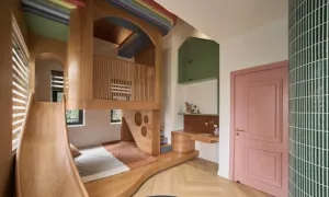Phòng trẻ em 20 m2 tích hợp góc học tập, giường tầng và cả cầu trượt