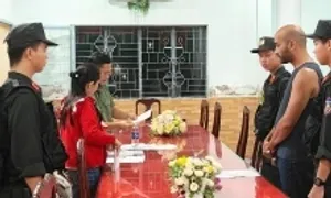Hai du khách nước ngoài đi nhiều nơi ở Phú Quốc đổi USD giả
