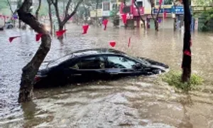 Ôtô ngập sâu trong nước