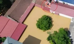 Chạy về với mẹ trong rốn lũ