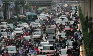 Đường phố Hà Nội tắc cứng trong mưa