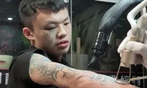 Cậu bé xăm kín mặt làm lại cuộc đời