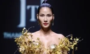 Hoàng Thùy diễn vedette ở Thượng Hải