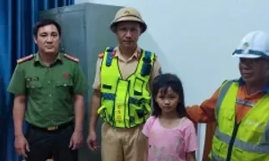 Bé gái 10 tuổi đi lạc trên cao tốc