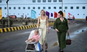 Siêu du thuyền chở hơn 4.000 hành khách cập cảng Chân Mây