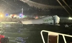 Máy bay trượt khỏi đường băng, lao xuống biển ở Hong Kong