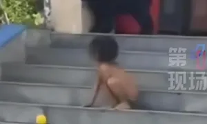 Vợ chồng nuôi con kiểu 'thuận tự nhiên' như người rừng