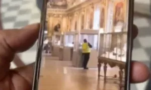 Du khách kể khoảnh khắc 'thót tim' trong vụ cướp ở Louvre