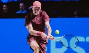 Sinner thắng trận thứ 19 liên tiếp ở sân cứng trong nhà