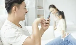 Khi smartphone ngăn đôi thế giới vợ chồng