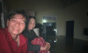 Người Huế trắng đêm canh lũ