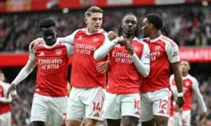 Neville: 'Chức vô địch nằm trong tay Arsenal'