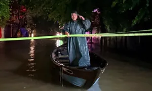 Chờ cứu hộ giữa nước lũ