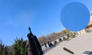 Lính Ukraine dùng súng trường hạ 'drone cáp quang Nga'