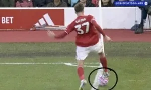 Bóng trong hay ngoài gây tranh cãi ở bàn thắng của Man Utd